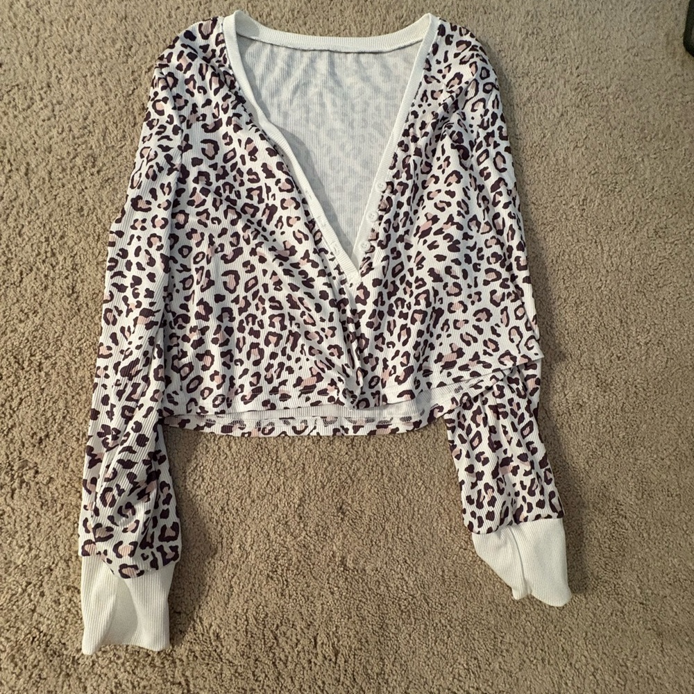 Chic Leopard Print V-Neck Blouse